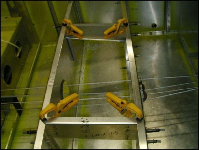 Clamp the seat supports to the Ls installed on the rear and front seat supports.