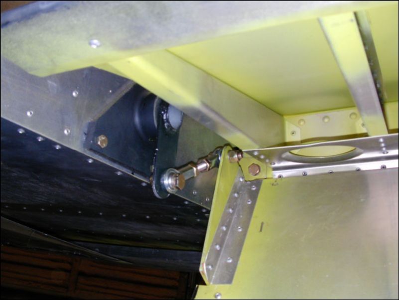 OK, back to work I go.  Install flap connecting rods.