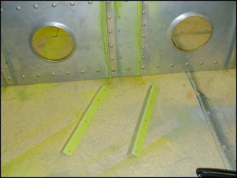 Cut two standard Ls, drill and cleco to the Ls in the center of the fuel tank area of the wing spar.  Deburr, clean, and prime the Ls.