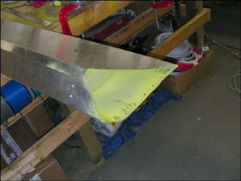 Cut the aileron tip on the marks made in the last step.